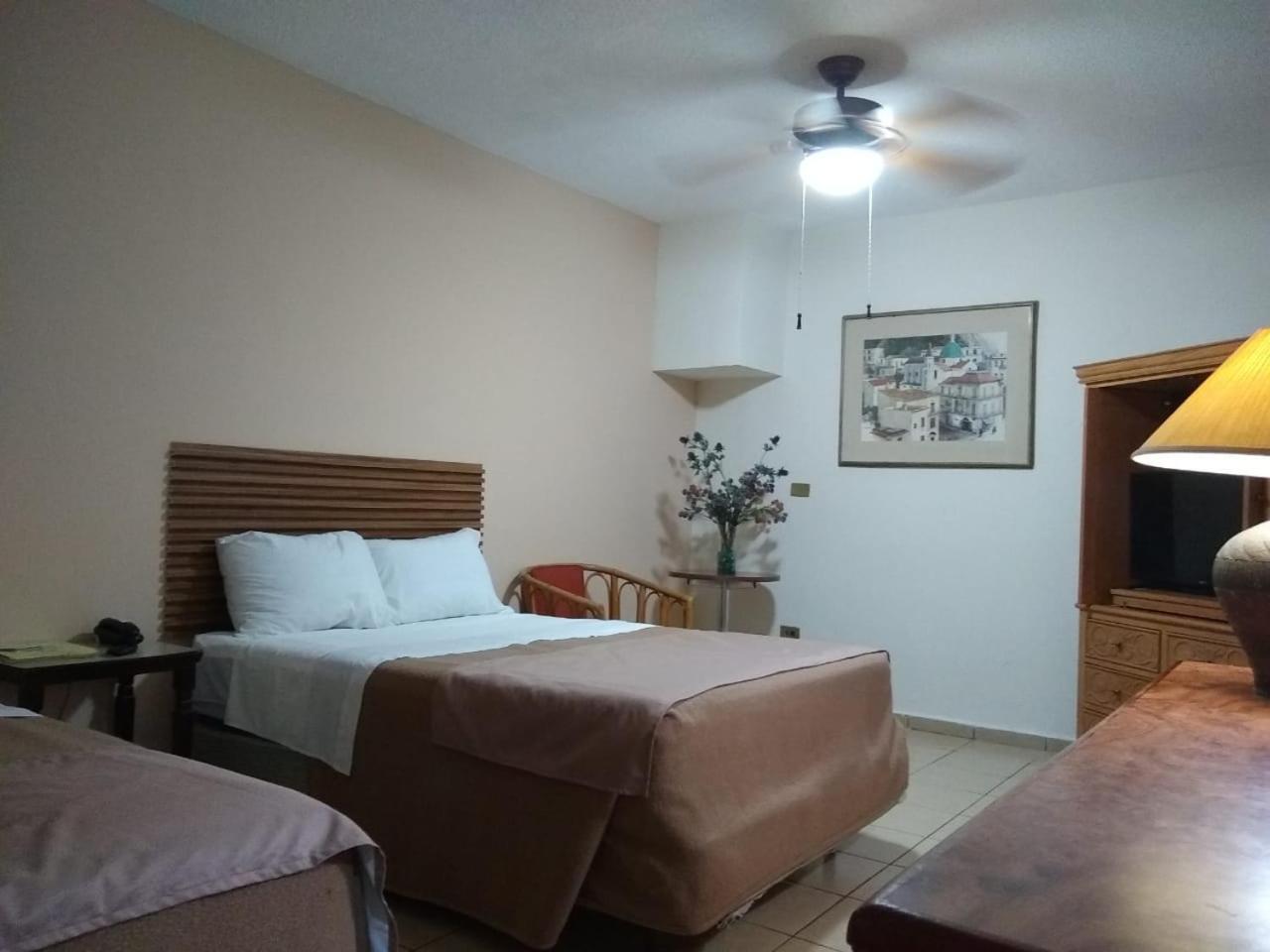 Hotel El Dorado Sabinas Екстер'єр фото
